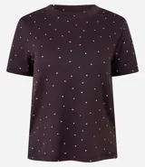 Blusa de pijama de manga corta y cuello redondo, de color marrón oscuro con estampado integral de pequeños corazones blancos. Confeccionada en tejido peach touch de poliéster y elastano.