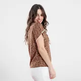 Blusa marrón con estampado floral, mangas cortas con detalle de puntilla blanca y cuello redondo.