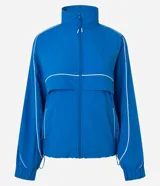 Campera deportiva Get Over de microfibra color azul, con diseño oversized, gola alta, cierre frontal y detalles de líneas en contraste. Cuenta con bolsillos frontales, puños elastizados y dobladillo con cordón ajustable.