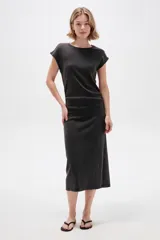 Vestido midi negro sin mangas, con cuello redondo y diseño ajustado de corte recto.