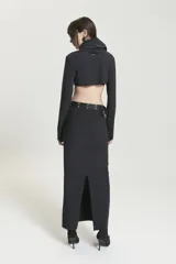 Top negro de microfibra con elastano, de mangas largas rectas y cuello alto amplio. Presenta abertura en el delantero y corpiño incorporado.