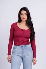 Remera azul de punto canalé, con escote cuadrado y mangas largas.