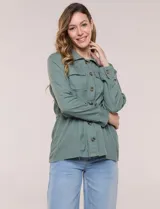 Sobrecamisa de estilo utilitario y corte semi holgado, color verde militar. Presenta cuello camisero tradicional, cierre frontal con botones, dos bolsillos con solapa en el pecho, mangas largas con puño y cordón ajustable en la cintura.