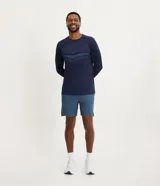 Bermuda deportiva masculina con cintura elástica y cordón de ajuste. Presenta bolsillos laterales y aberturas en el bajo para mayor movilidad.