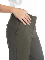 Pantalón de vestir corte slim color verde militar, con cierre frontal, bolsillos laterales con detalle plisado y bolsillos traseros tipo ojal.