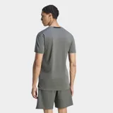Remera deportiva Adidas Designed For Training de color gris, con cuello redondo, mangas cortas y tecnología AEROREADY para absorción de humedad. Presenta logo de la marca en el pecho y aberturas en los dobladillos laterales.