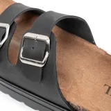 Sandalias negras tipo mule con plataforma, capellada de cuero sintético mate con dos hebillas metálicas ajustables y plantilla de corcho con base textil.