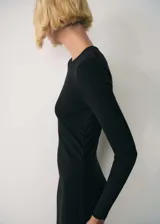 Vestido midi de punto, color negro, con diseño entallado, cuello redondo y manga larga.