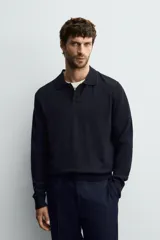 Polo de punto de manga larga confeccionado en lana italiana, con cuello solapa y cierre frontal de botones. Presenta puños y ruedo con acabado en rib.