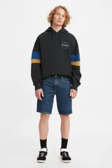 Bermuda de jean de corte regular y tiro medio, en color azul oscuro, con bolsillos clásicos y costuras en tono contrastante.