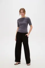 Remera de poliamida color blanco, de corte ajustado al cuerpo, con mangas 3/4 y cuello redondo a la base.