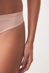Bombacha colaless seamless de color blanco, confeccionada en tejido elástico sin costuras con sutil detalle de logo impreso en el lateral.