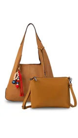 Cartera tipo hobo de cuero sintético color suela, con interior espacioso y costuras decorativas frontales. Incluye asa de hombro fija, monedero rectangular colgante a juego y un llavero amuleto con cuentas de madera, ojos turcos y detalles en rojo.