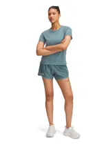 Short deportivo Under Armour, confeccionado en tejido ligero y duradero que absorbe el sudor. Presenta cintura elástica con cordón interno, paneles de malla para ventilación, braguita interior integrada y bolsillo lateral invisible con cierre.