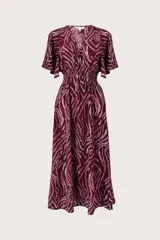 Vestido largo con estampado animal print abstracto en tonos bordó y rosado. Presenta escote en V, mangas cortas con volados y cintura elástica fruncida.
