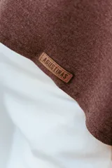 Poncho de textura suave tipo polar, color marrón, con cuello alto y diseño amplio de corte asimétrico.
