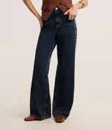 Pantalón de jean de corte wide leg, tiro alto, con bolsillos delanteros y traseros.