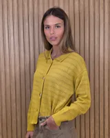 Cardigan de punto a rayas horizontales en tonos beige y tostado, con cuello camisero, cierre frontal de botones y mangas largas.