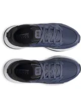 Championes de entrenamiento Under Armour modelo Charged Edge, color azul marino con detalles en negro y suela blanca. Presentan una parte superior de malla transpirable con revestimientos de cuero y material sintético para mayor durabilidad, entresuela Charged Cushioning para amortiguación y suela de goma con tracción.