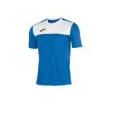 Remera deportiva Joma Winner, de corte clásico, con mangas cortas y cuello redondo. Diseño a dos tonos, azul en el cuerpo y blanco en la parte superior. Logo de la marca bordado en el pecho.