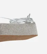 Sandalias plateadas con plataforma flatform cubierta de strass, tiras finas y lazo para atar al tobillo.