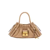 Cartera satchel compacta de cuero de cordero color beige, con diseño fruncido y estructura arquitectónica. Cuenta con un cierre frontal metálico dorado con el logo de la marca grabado y una llave decorativa colgante.