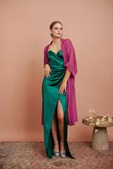 Kimono largo de gasa color obispo, con mangas anchas y corte holgado.