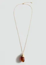 Collar largo de cadena fina dorada con dije colgante en forma de gota, combinación de metal dorado y resina en tono ámbar.