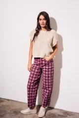 Jean de corte baggy y tiro medio, con estampado de rombos en tonos violeta y borravino. Presenta diseño de cinco bolsillos y cierre frontal con botón y cremallera.