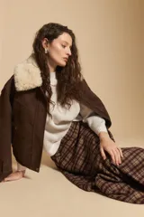 Falda larga de corte amplio y fluido con estampado de cuadros en tonos tierra. Presenta un diseño de tiro medio que aporta elegancia y comodidad.