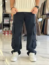 Pantalón cargo de jean azul claro, con corte oversize y múltiples bolsillos laterales en las piernas.