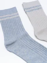 Pack de dos pares de medias de caña media, una rosa y otra gris, con diseño acanalado.