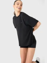 Remera negra oversize de tela fresca y cómoda, con logo pequeño en el pecho.