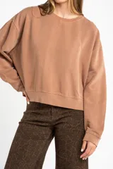 Sweater color marrón topo, de corte holgado y mangas largas. Confeccionado en algodón peinado.