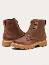 Bota de caña media Sorel, confeccionada en cuero impermeable color marrón tabaco. Presenta cierre con cordones, detalles metálicos en los ojales, logo de la marca grabado en el lateral y suela de caucho dentada en tono contrastante.