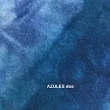 Tapado largo de lana merino afieltrada color gris con toques de amarillo. Diseño abierto al frente, de corte amplio y mangas largas.