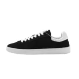 Championes Lacoste modelo Baseshot, de diseño urbano y perfil bajo. Confeccionados en gamuza color azul marino, presentan cordones blancos, suela de goma blanca y el logo del cocodrilo bordado en el lateral con la inscripción EST. 1933.