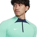 Remera deportiva Nike Dri-FIT Strike color verde agua con cuello alto azul marino y cierre de un cuarto. Logo de Nike estampado en blanco en el pecho.