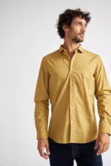 Camisa clásica de hombre, color rosa con microestampado, de corte slim, manga larga y logo bordado en el pecho.