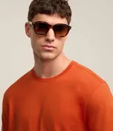 Remera de manga corta y cuello redondo, confeccionada en algodón peruano de alta calidad. Presenta un diseño liso y corte cómodo, ideal para uso diario.