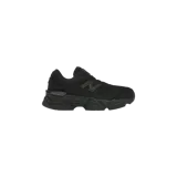 Championes New Balance modelo 9060 Triple Black, diseño chunky en color negro con detalles texturizados, suela esculpida y el característico logo "N" en los laterales.