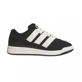 Championes Adidas Forum 2000 de estilo urbano, con diseño de corte bajo. Presentan una base de color negro con las icónicas tres bandas laterales en color blanco y una suela de goma blanca con el logo de la marca grabado.