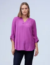 Blusa texturada color violeta, marca Ruby Rd. Tiene cuello a la base con escote en V y mangas largas con largo regulable.