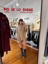 Camisa blanca de lino con escote en V y bordado multicolor.