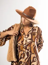 Chaleco de pelo sintético color marrón claro.