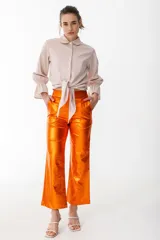 Pantalón recto de tiro medio, corte wide leg y acabado metalizado color fucsia.