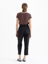 Pantalon de corte mom confeccionado en popelina con elastano. Presenta cintura con tablas, presillas y un cinto integrado con hebilla de cadena dorada. Incluye pinzas delanteras, canesú y cierre con botón y gancho.
