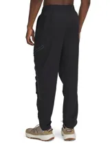 Pantalón cargo Under Armour modelo Unstoppable, color negro, de corte relajado, confeccionado con tejido técnico elástico y repelente al agua. Cuenta con bolsillos laterales y bolsillos cargo con cierre, además de detalles reflectantes y cintura elástica.