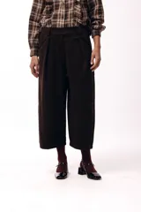 Pantalon de corte amplio y silueta relajada, color chocolate, con cintura alta, pinzas delanteras y bolsillos laterales.