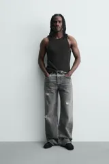 Musculosa de corte slim fit confeccionada en tejido de algodón con elasticidad, cuello redondo amplio y efecto lavado.